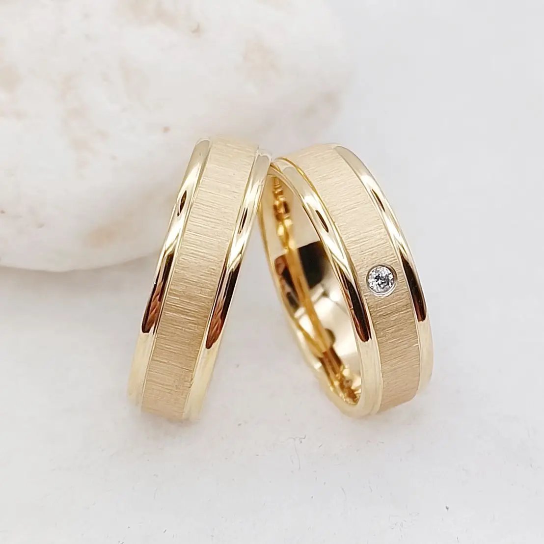 Anillos de boda para hombre y mujer, hechos a mano, de diseño único, de titanio chapado en oro mate de 24 k, para parejas. Anillos de boda para hombre y mujer, hechos a mano, de diseño único, de titanio chapado en oro mate de 24 k, para parejas.