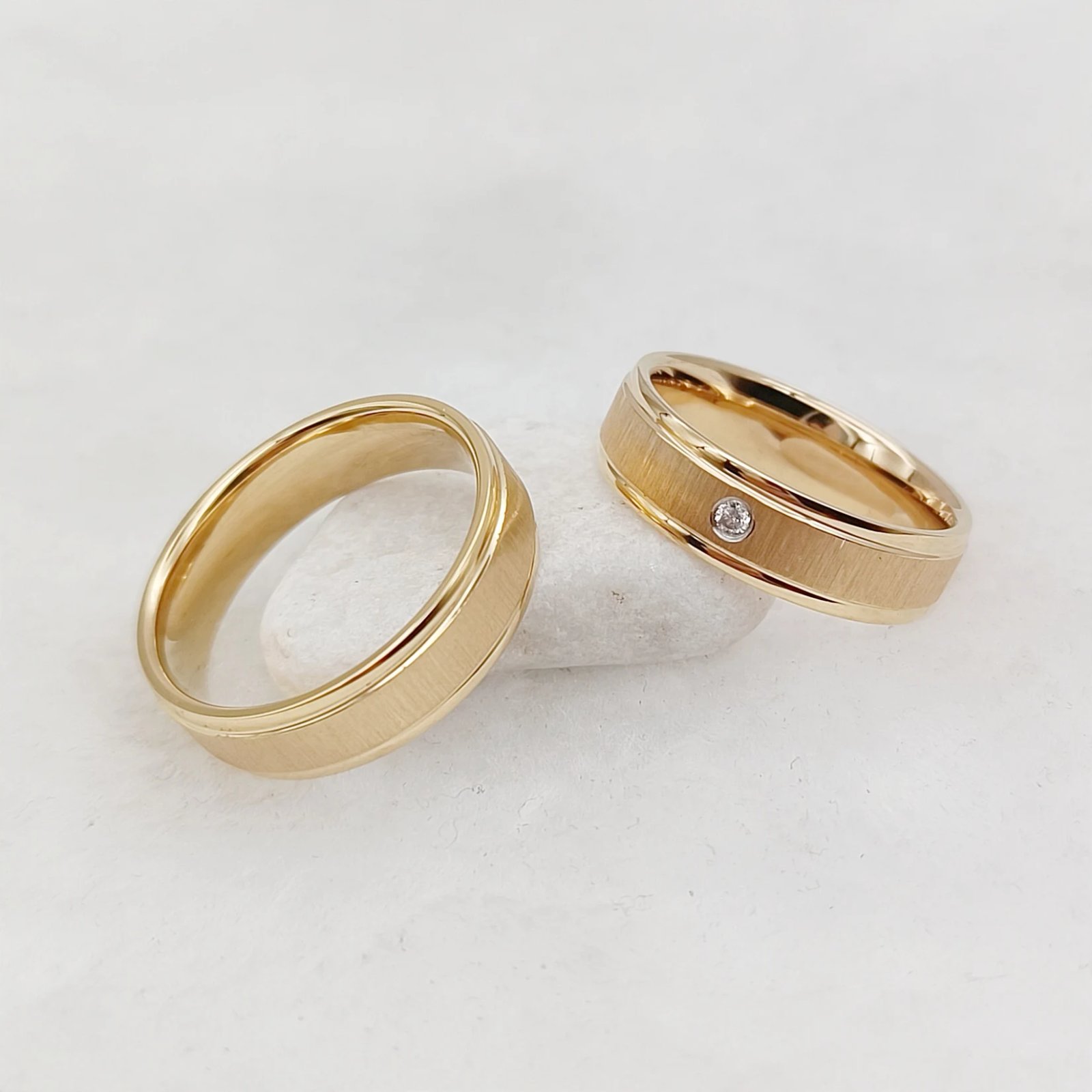 Anillos de boda para hombre y mujer, hechos a mano, de diseño único, de titanio chapado en oro mate de 24 k, para parejas. Anillos de boda para hombre y mujer, hechos a mano, de diseño único, de titanio chapado en oro mate de 24 k, para parejas.