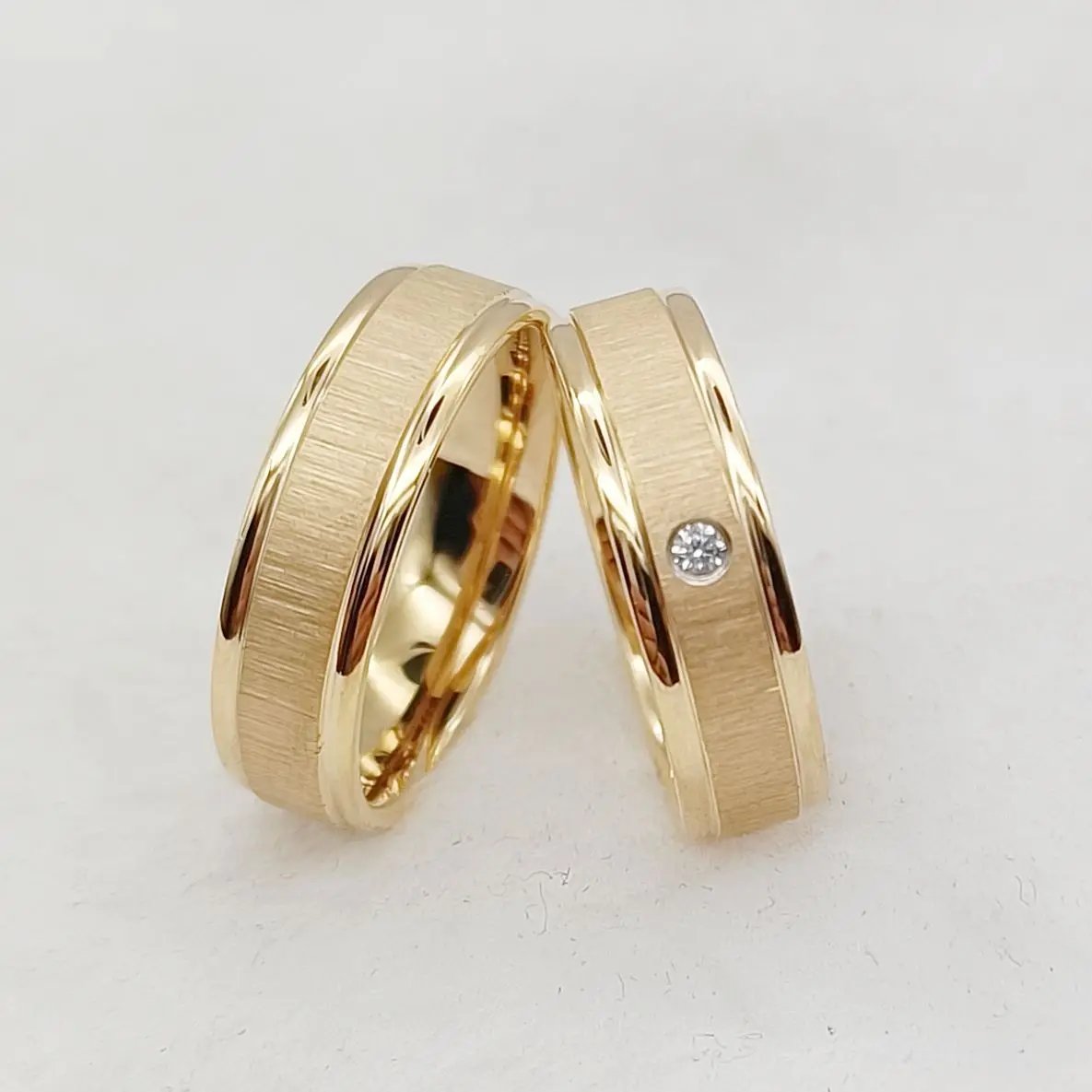 Anillos de boda para hombre y mujer, hechos a mano, de diseño único, de titanio chapado en oro mate de 24 k, para parejas. Anillos de boda para hombre y mujer, hechos a mano, de diseño único, de titanio chapado en oro mate de 24 k, para parejas.