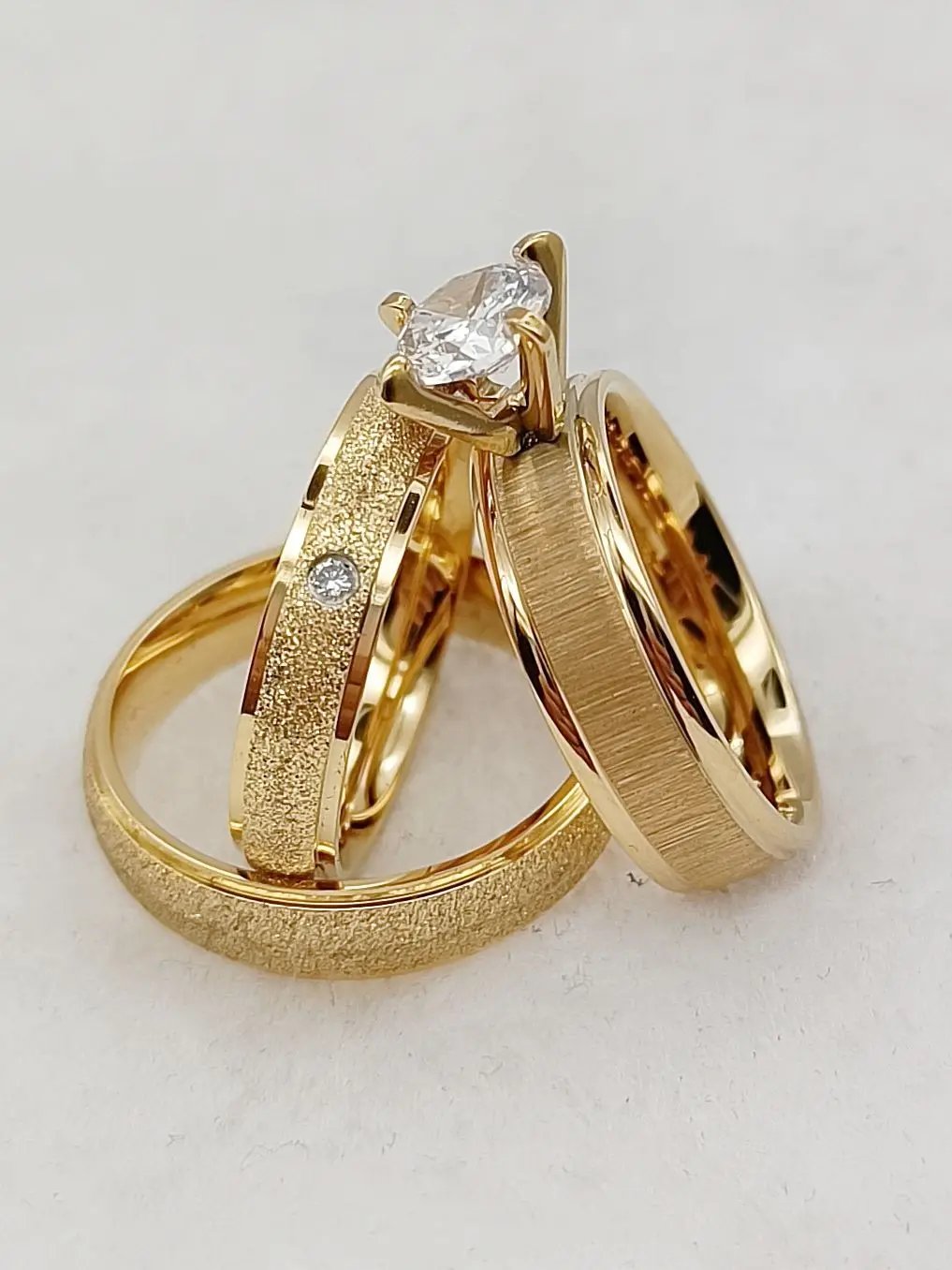 Anillos de compromiso de boda con circonitas cúbicas brillantes para hombre y mujer, anillos de titanio para el amor. Anillos de compromiso de boda con circonitas cúbicas brillantes para hombre y mujer, anillos de titanio para el amor.