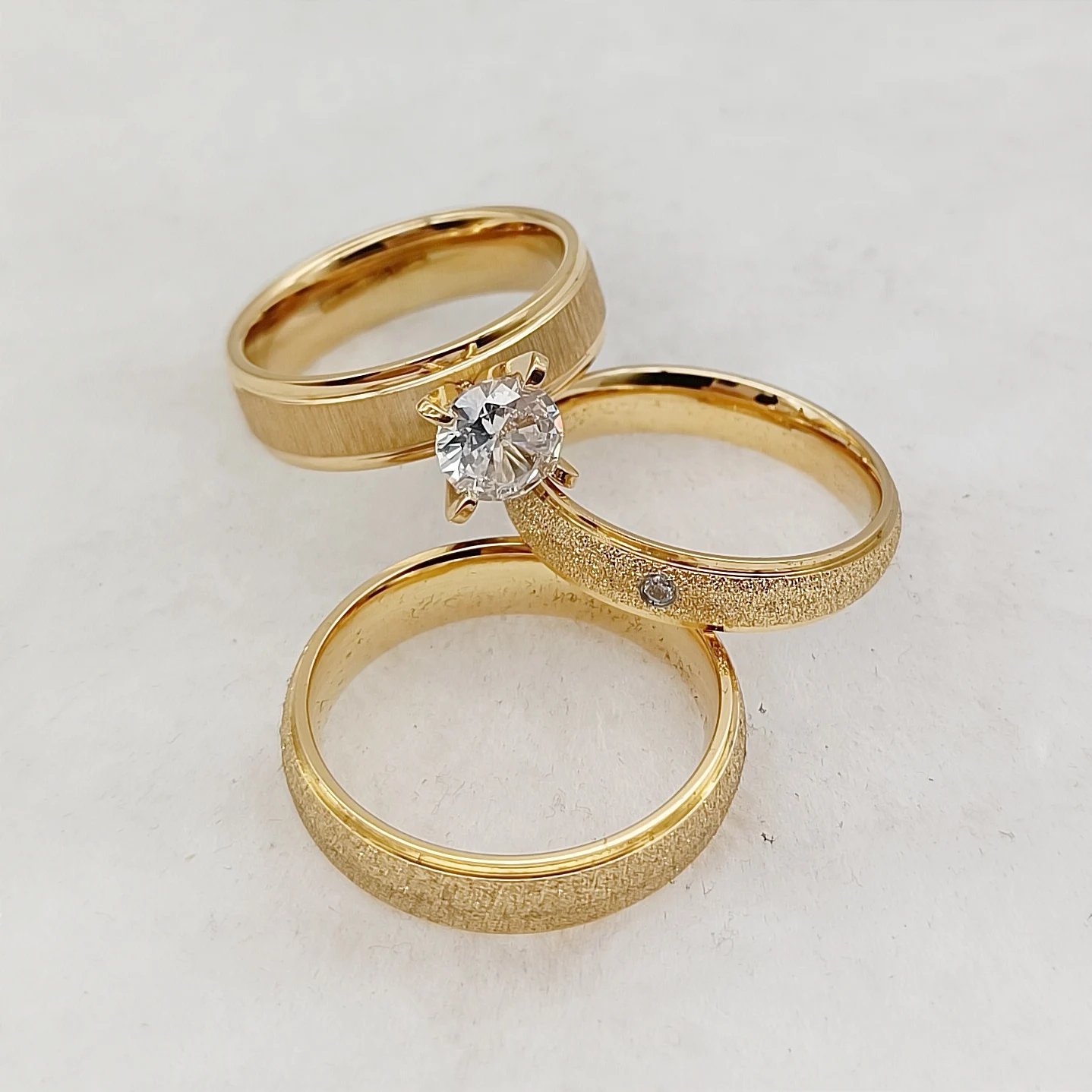 Anillos de compromiso de boda con circonitas cúbicas brillantes para hombre y mujer, anillos de titanio para el amor. Anillos de compromiso de boda con circonitas cúbicas brillantes para hombre y mujer, anillos de titanio para el amor.