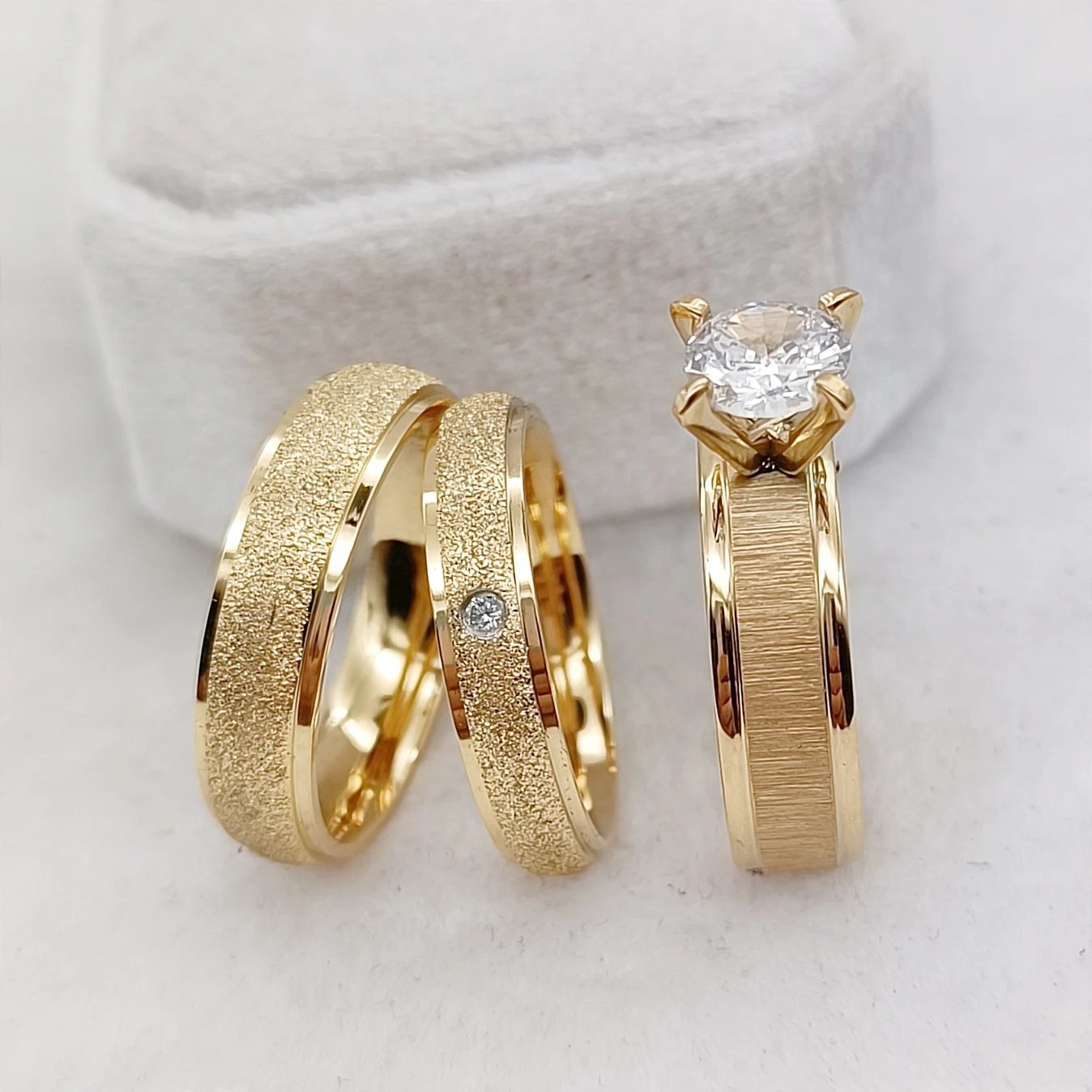 Anillos de compromiso de boda con circonitas cúbicas brillantes para hombre y mujer, anillos de titanio para el amor. Anillos de compromiso de boda con circonitas cúbicas brillantes para hombre y mujer, anillos de titanio para el amor.