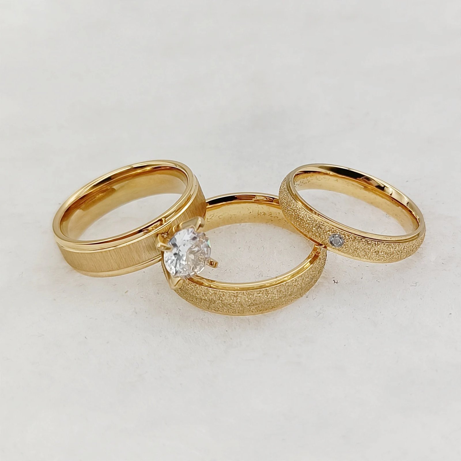 Anillos de compromiso de boda con circonitas cúbicas brillantes para hombre y mujer, anillos de titanio para el amor. Anillos de compromiso de boda con circonitas cúbicas brillantes para hombre y mujer, anillos de titanio para el amor.