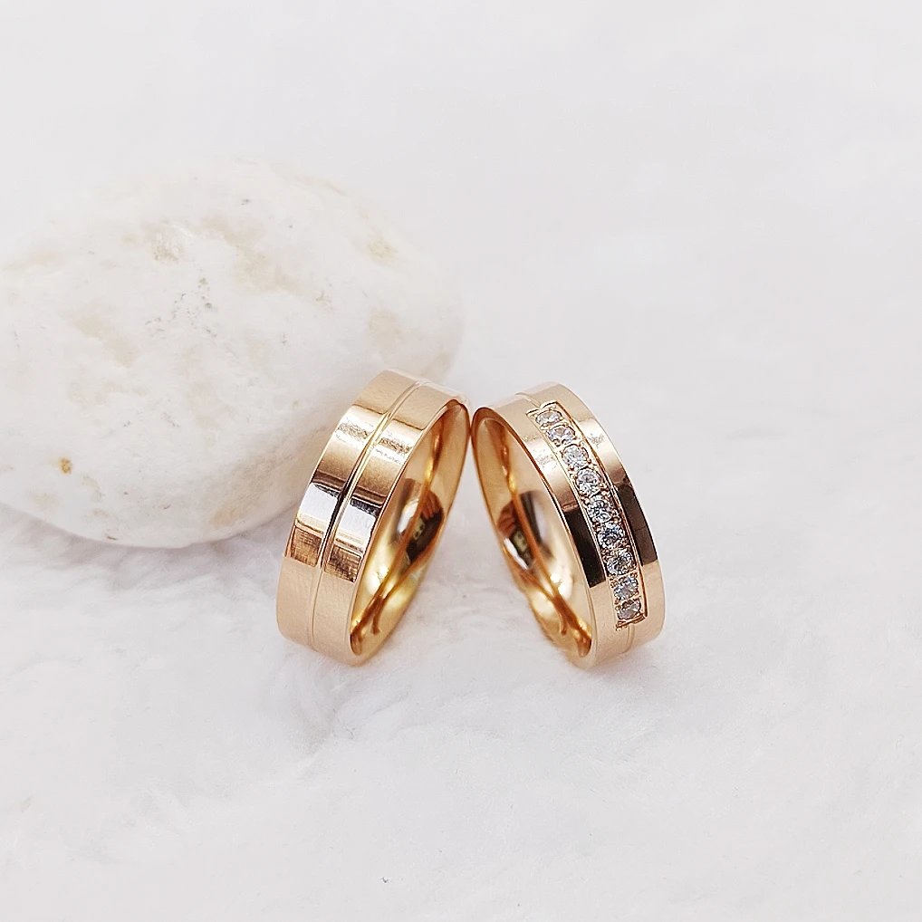 1 par de anillos de pareja de titanio dorado rosa con piedra CZ, anillos de compromiso de boda de lujo para hombres y mujeres, alianzas de amor para San Valentín.
