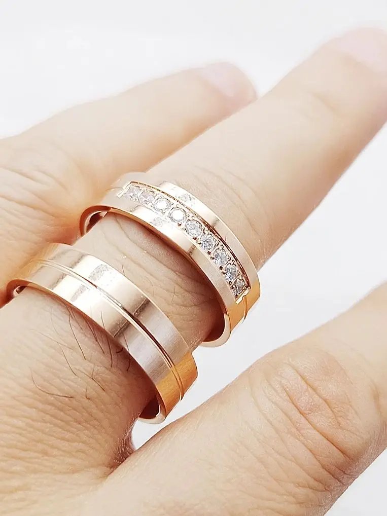 1 par de anillos de pareja de titanio dorado rosa con piedra CZ, anillos de compromiso de boda de lujo para hombres y mujeres, alianzas de amor para San Valentín.