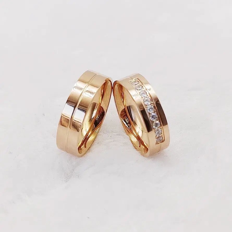 1 par de anillos de pareja de titanio dorado rosa con piedra CZ, anillos de compromiso de boda de lujo para hombres y mujeres, alianzas de amor para San Valentín.