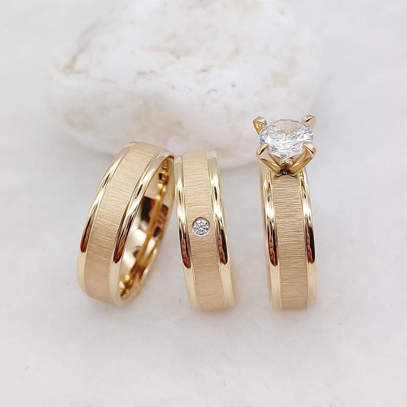 Conjunto de 3 anillos de compromiso de boda al por mayor para parejas, joyería de diseño chapada en oro mate de 24 k, anillo nupcial para amantes. Conjunto de 3 anillos de compromiso de boda al por mayor para parejas, joyería de diseño chapada en oro mate de 24 k, anillo nupcial para amantes.