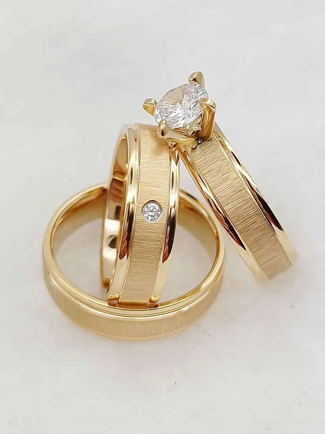 Conjunto de 3 anillos de compromiso de boda al por mayor para parejas, joyería de diseño chapada en oro mate de 24 k, anillo nupcial para amantes. Conjunto de 3 anillos de compromiso de boda al por mayor para parejas, joyería de diseño chapada en oro mate de 24 k, anillo nupcial para amantes.