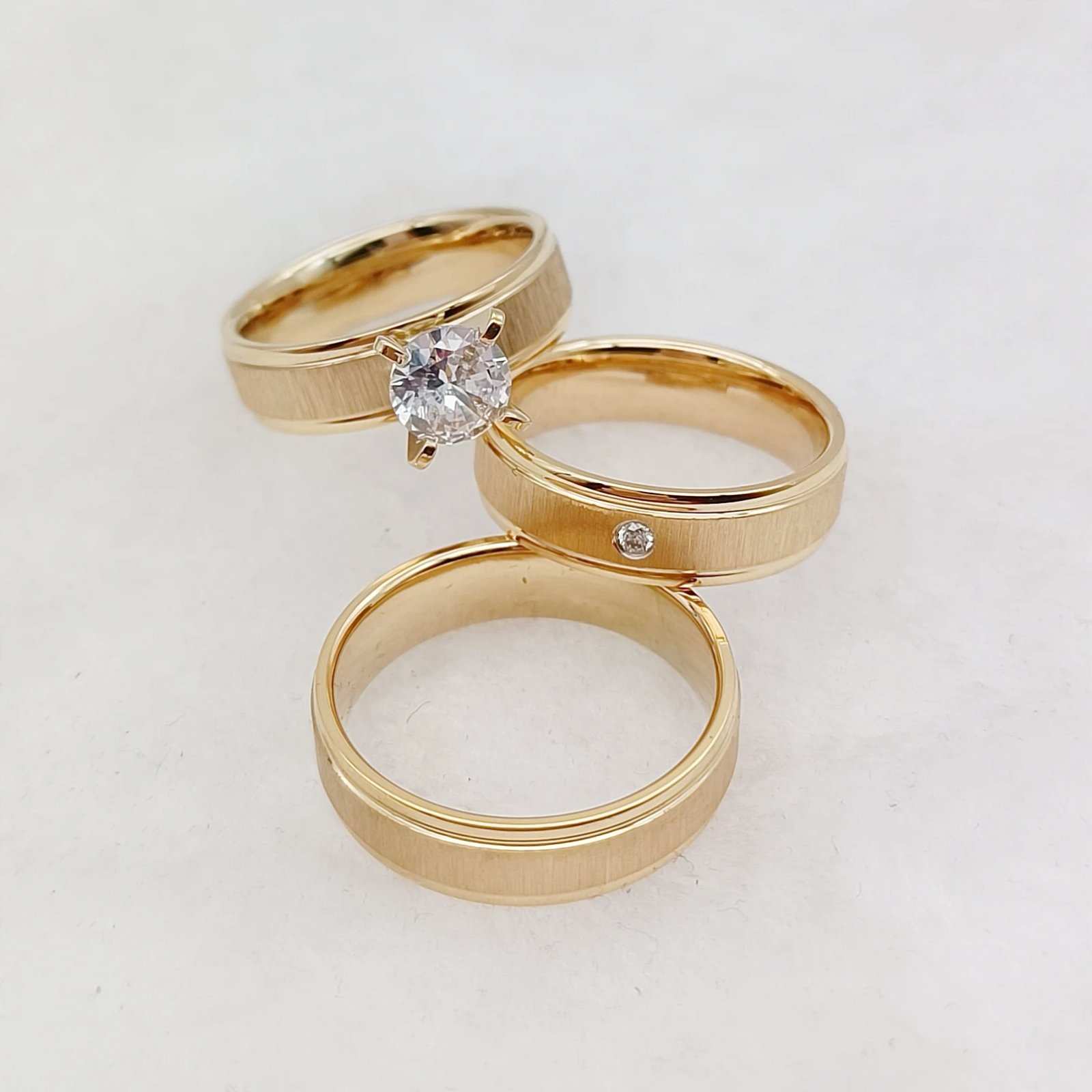 Conjunto de 3 anillos de compromiso de boda al por mayor para parejas, joyería de diseño chapada en oro mate de 24 k, anillo nupcial para amantes. Conjunto de 3 anillos de compromiso de boda al por mayor para parejas, joyería de diseño chapada en oro mate de 24 k, anillo nupcial para amantes.
