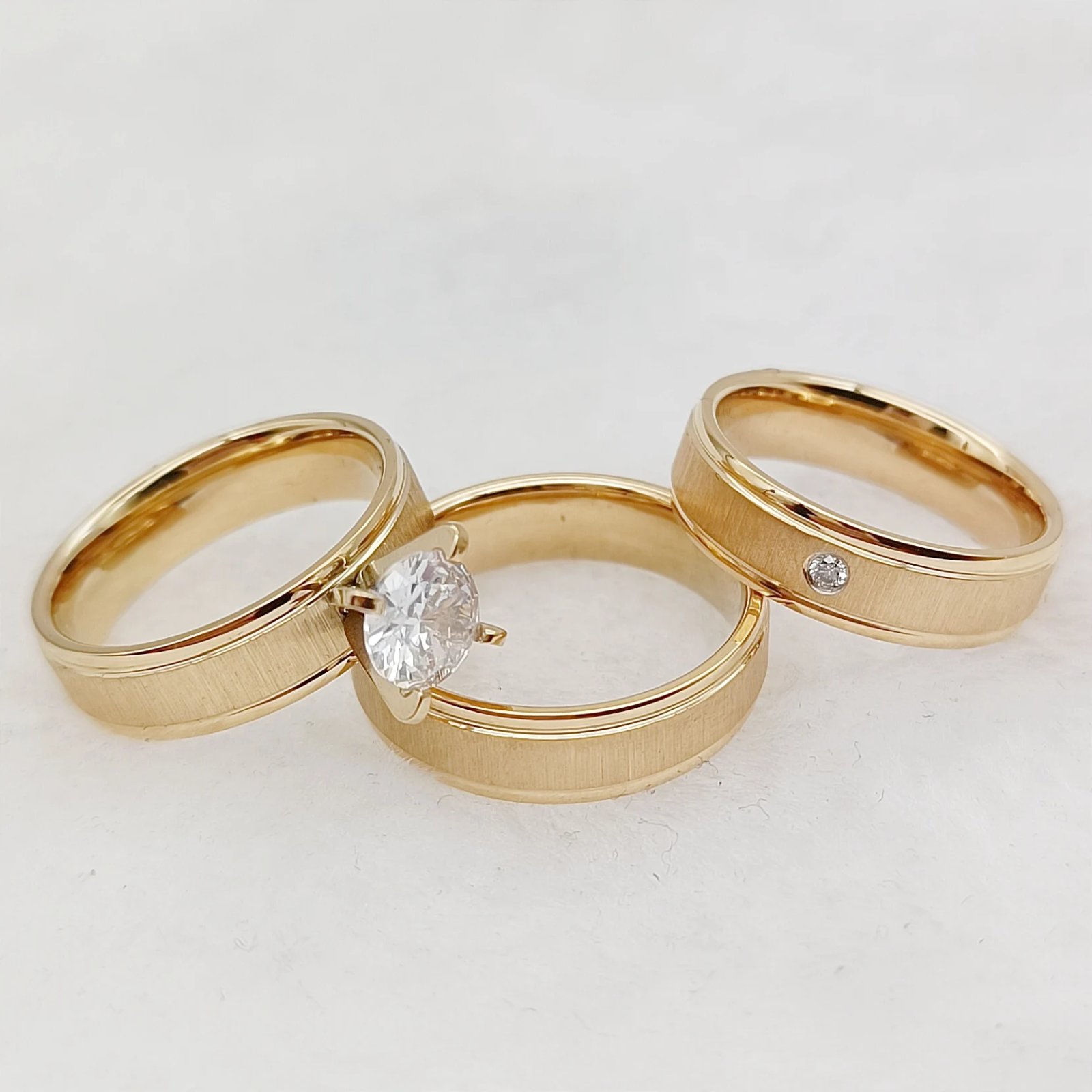 Conjunto de 3 anillos de compromiso de boda al por mayor para parejas, joyería de diseño chapada en oro mate de 24 k, anillo nupcial para amantes. Conjunto de 3 anillos de compromiso de boda al por mayor para parejas, joyería de diseño chapada en oro mate de 24 k, anillo nupcial para amantes.
