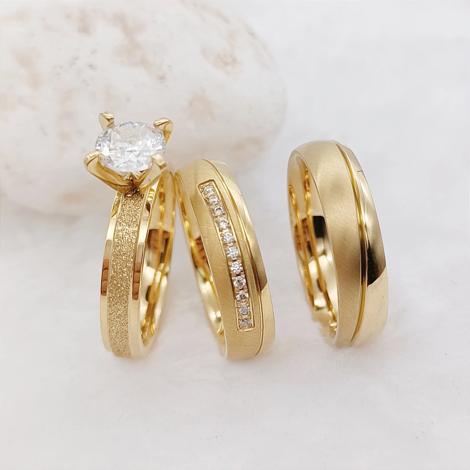 Anillos de amor de 3 piezas para compromiso, boda, novia, pareja, romance, prometido/a, joyería de titanio chapada en oro de 24 k.