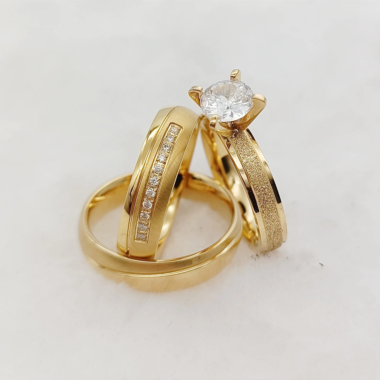 Anillos de amor de 3 piezas para compromiso, boda, novia, pareja, romance, prometido/a, joyería de titanio chapada en oro de 24 k.