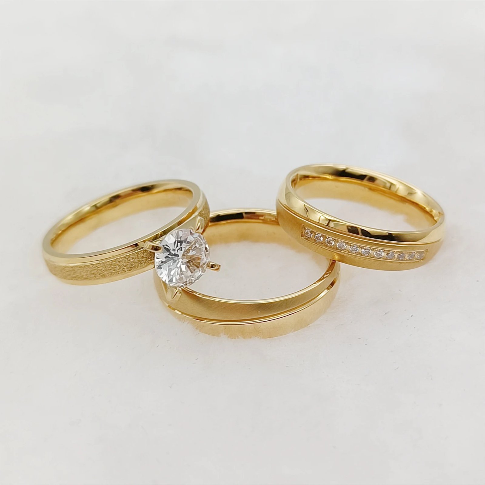 Anillos de amor de 3 piezas para compromiso, boda, novia, pareja, romance, prometido/a, joyería de titanio chapada en oro de 24 k.