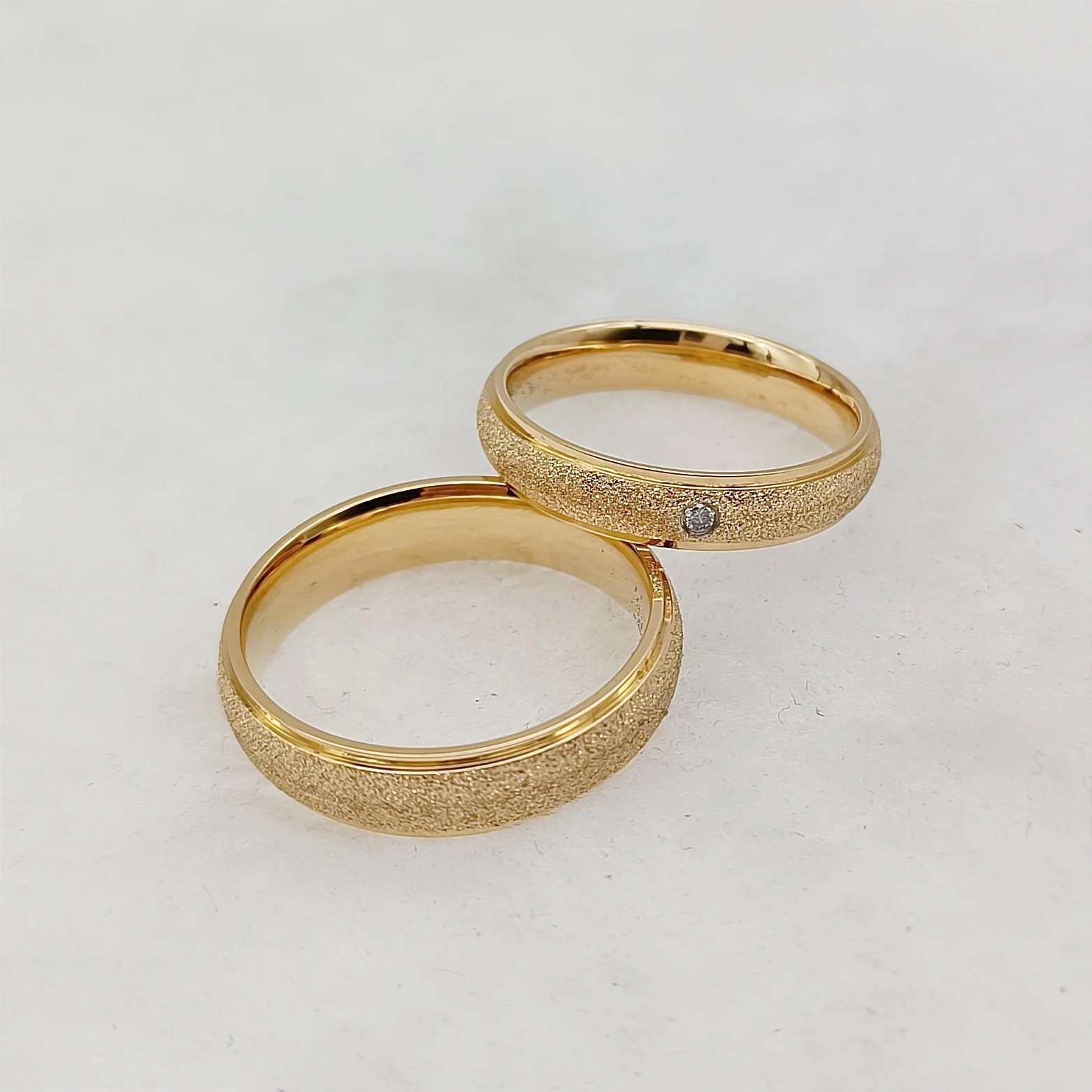Anillos de boda al por mayor para hombre y mujer, de titanio chapado en oro de 24 quilates, esmerilado, para parejas.