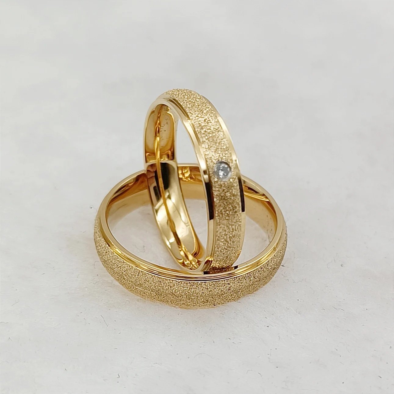 Anillos de boda al por mayor para hombre y mujer, de titanio chapado en oro de 24 quilates, esmerilado, para parejas.