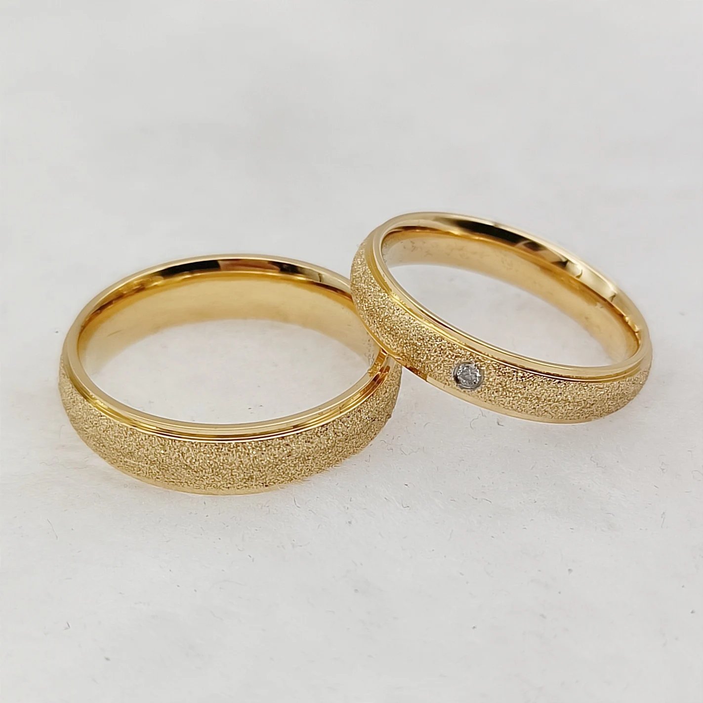 Anillos de boda al por mayor para hombre y mujer, de titanio chapado en oro de 24 quilates, esmerilado, para parejas.