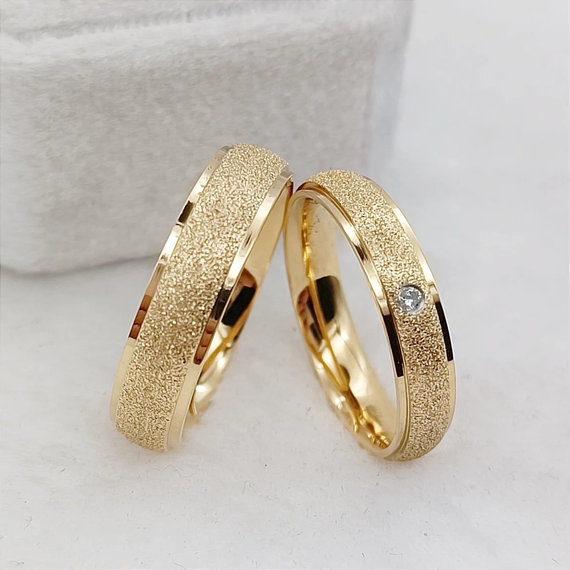 Anillos de boda al por mayor para hombre y mujer, de titanio chapado en oro de 24 quilates, esmerilado, para parejas.