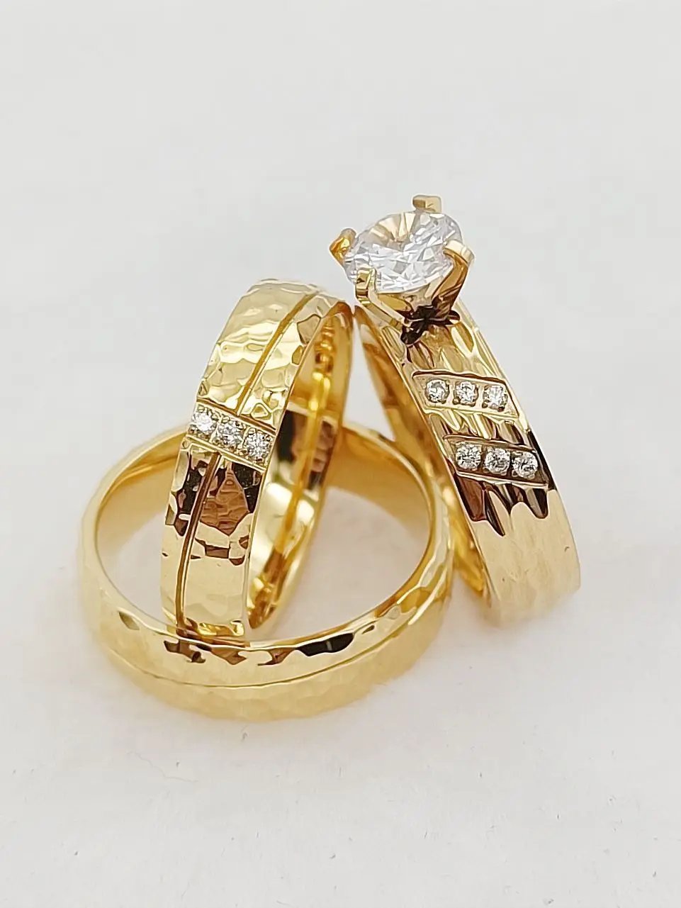 Conjunto clásico de 3 anillos de compromiso y promesa para boda, para hombre y mujer, de acero inoxidable martillado chapado en oro de 24 quilates.