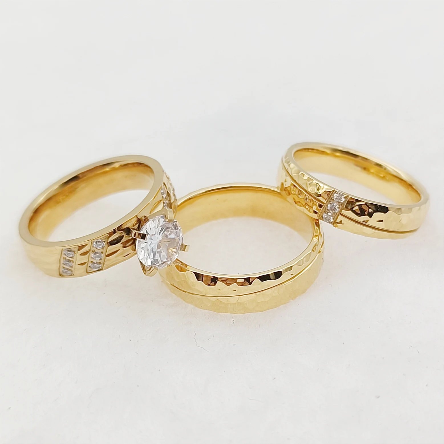 Conjunto clásico de 3 anillos de compromiso y promesa para boda, para hombre y mujer, de acero inoxidable martillado chapado en oro de 24 quilates.