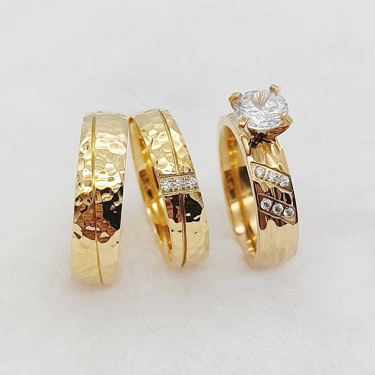 Conjunto clásico de 3 anillos de compromiso y promesa para boda, para hombre y mujer, de acero inoxidable martillado chapado en oro de 24 quilates.