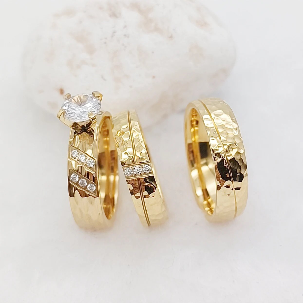 Conjunto clásico de 3 anillos de compromiso y promesa para boda, para hombre y mujer, de acero inoxidable martillado chapado en oro de 24 quilates.