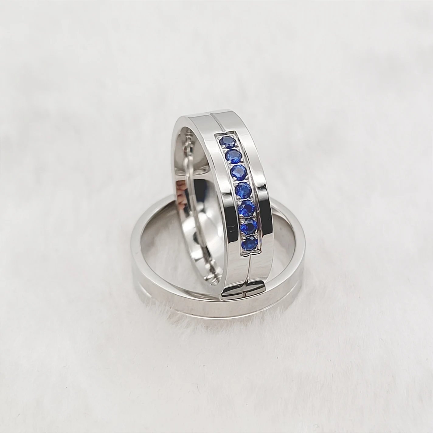 Anillos de boda de titanio con circonita azul y diamantes asequibles para parejas, conjunto nupcial para hombres y mujeres, joyería ecológica 2025 de moda, diseño estadounidense.