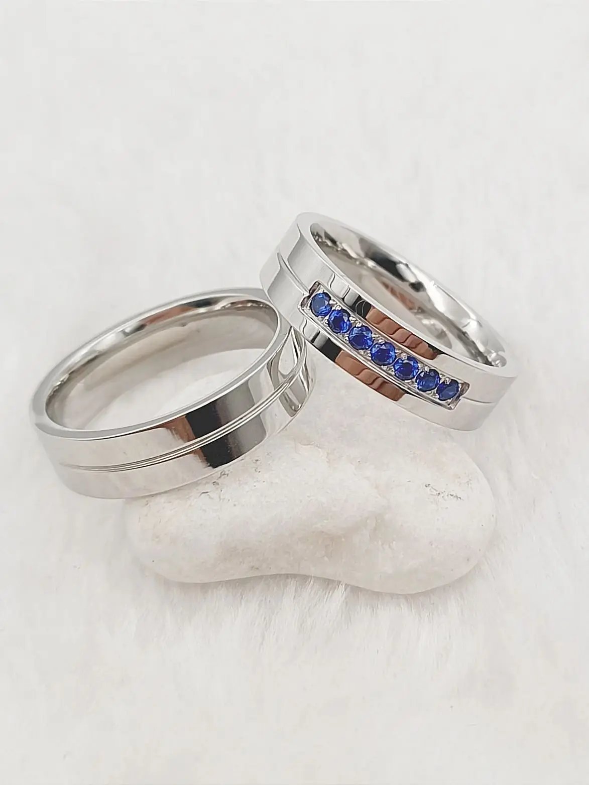 Anillos de boda de titanio con circonita azul y diamantes asequibles para parejas, conjunto nupcial para hombres y mujeres, joyería ecológica 2025 de moda, diseño estadounidense.