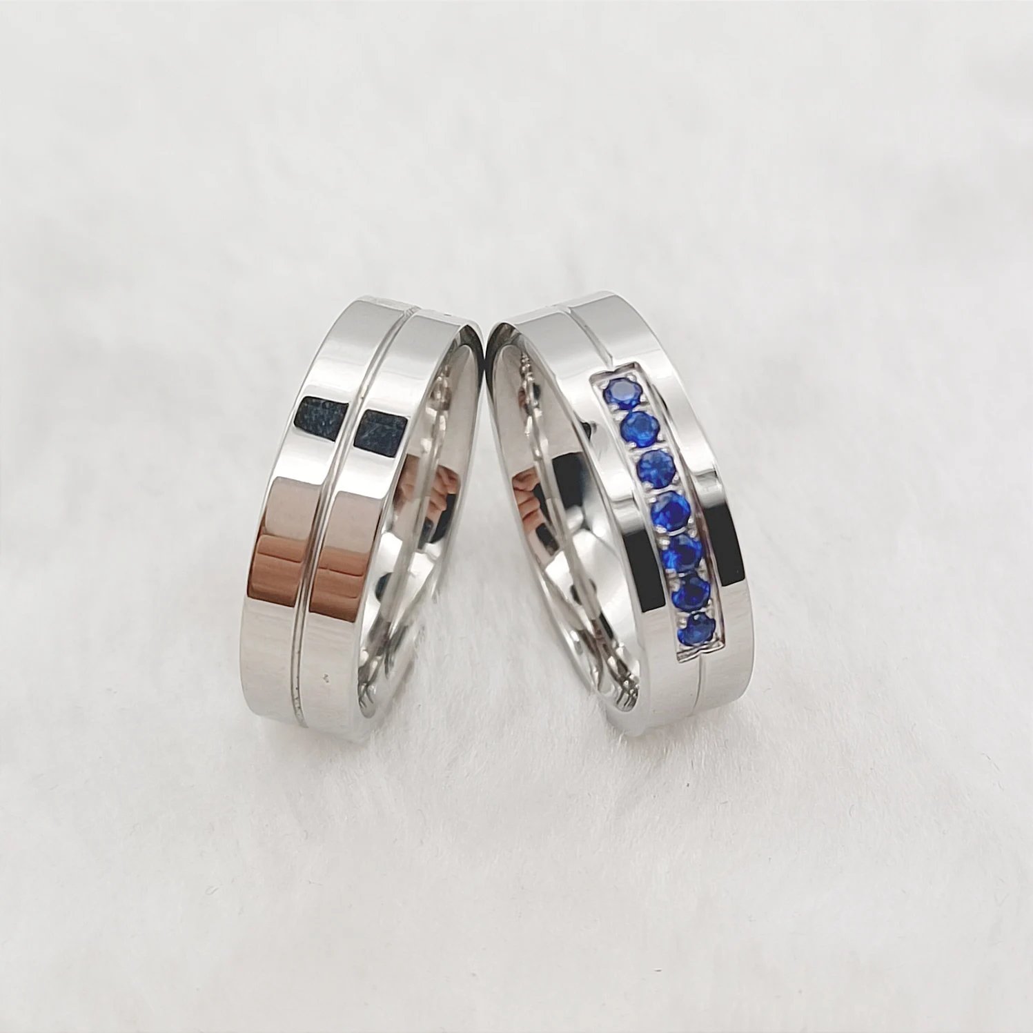 Anillos de boda de titanio con circonita azul y diamantes asequibles para parejas, conjunto nupcial para hombres y mujeres, joyería ecológica 2025 de moda, diseño estadounidense.