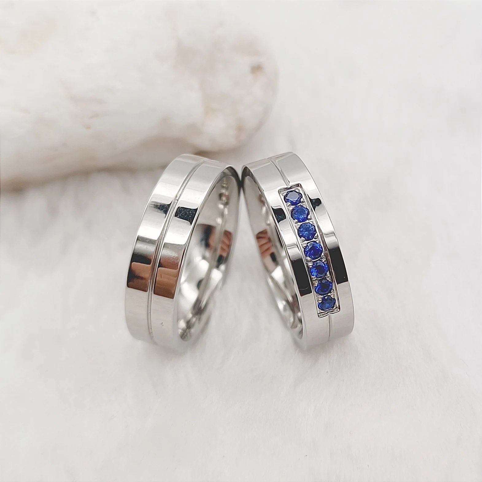 Anillos de boda de titanio con circonita azul y diamantes asequibles para parejas, conjunto nupcial para hombres y mujeres, joyería ecológica 2025 de moda, diseño estadounidense.