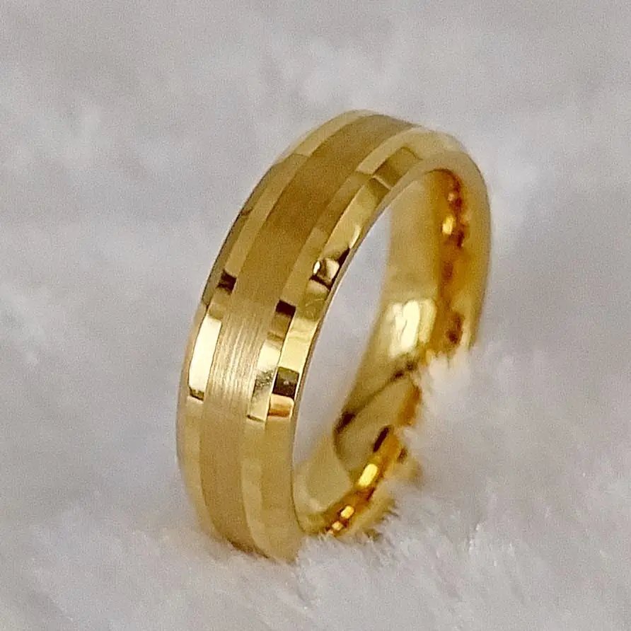 Anillo de boda chapado en oro de 24 quilates con carburo de tungsteno para hombre y mujer, joyería occidental hecha a mano al por mayor.