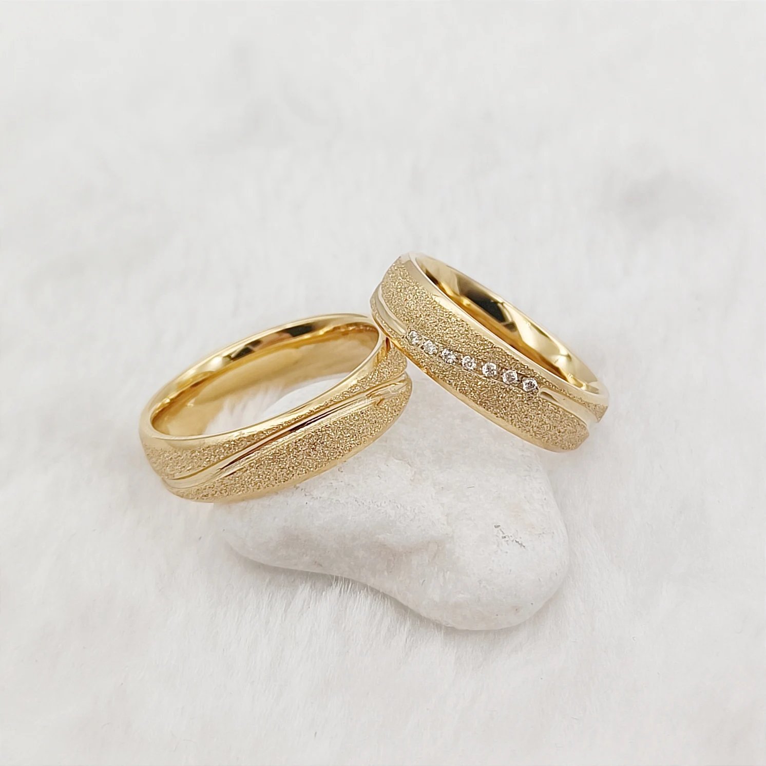 Anillos de boda de lujo de Dubái para amantes de la pareja, de acero inoxidable chapado en oro de 18 quilates, esmerilados, para hombre y mujer.