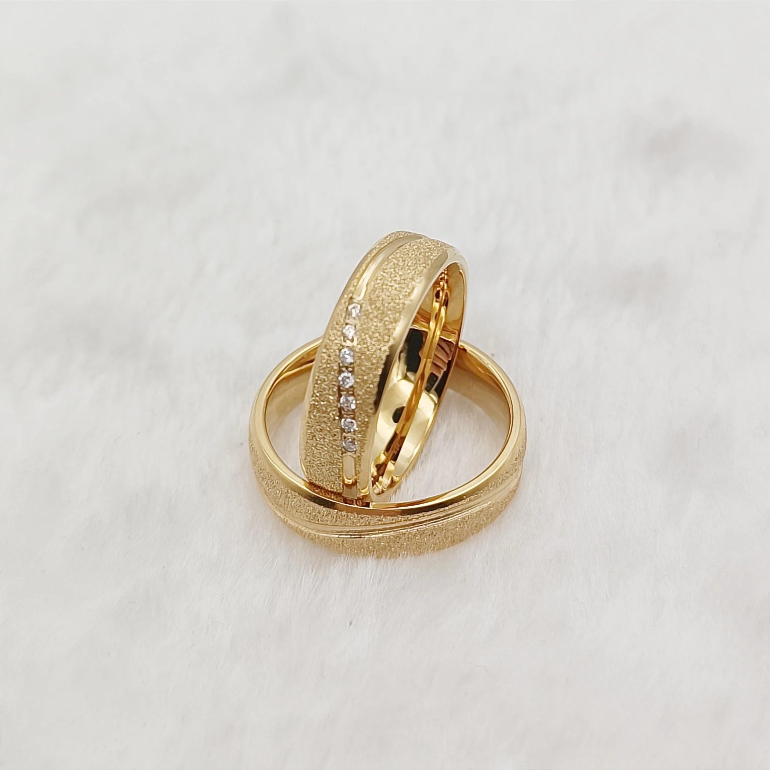 Anillos de boda de lujo de Dubái para amantes de la pareja, de acero inoxidable chapado en oro de 18 quilates, esmerilados, para hombre y mujer.