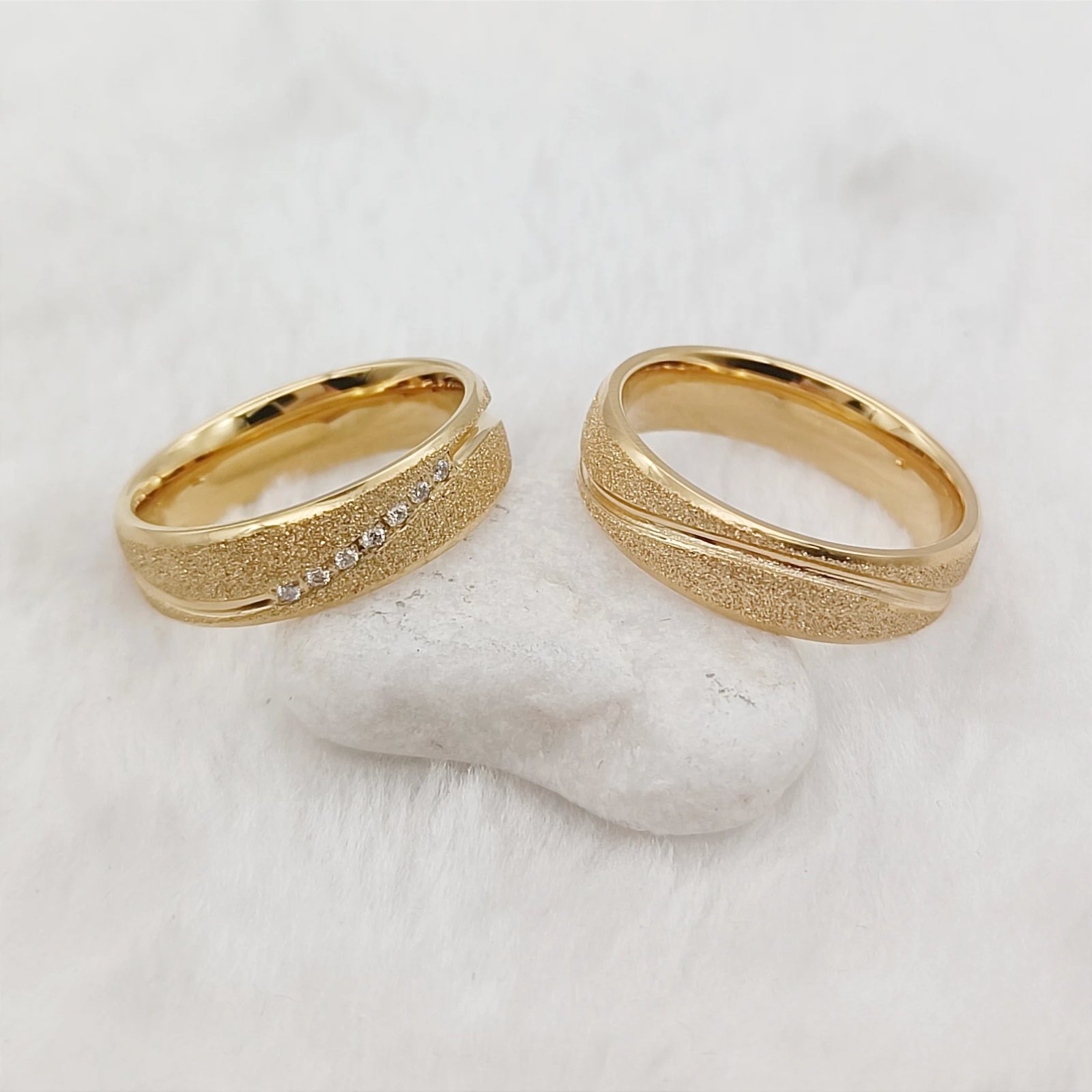 Anillos de boda de lujo de Dubái para amantes de la pareja, de acero inoxidable chapado en oro de 18 quilates, esmerilados, para hombre y mujer.