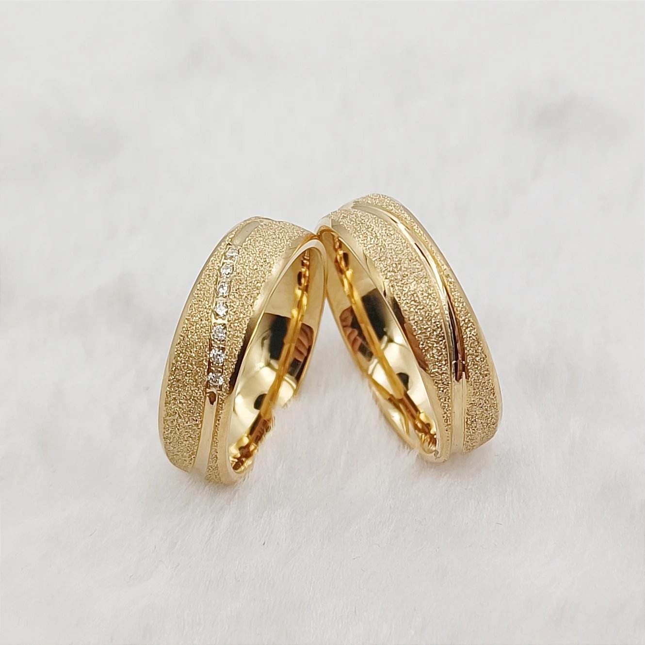 Anillos de boda de lujo de Dubái para amantes de la pareja, de acero inoxidable chapado en oro de 18 quilates, esmerilados, para hombre y mujer.