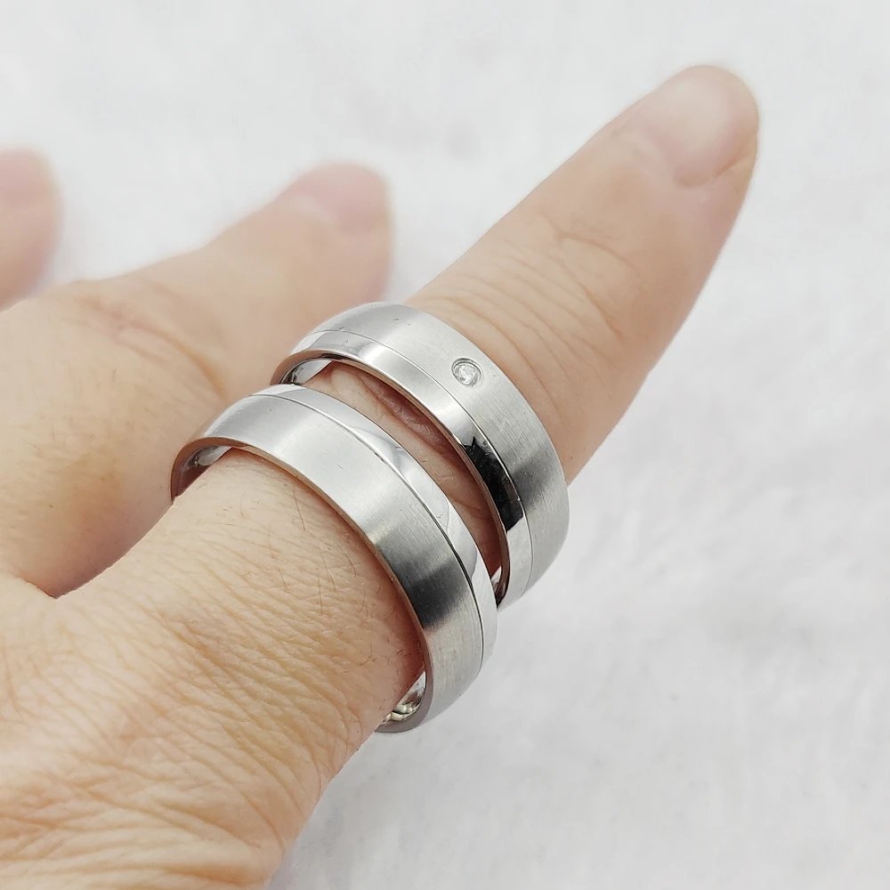 Anillos de boda de acero inoxidable quirúrgico de alta calidad para hombre y mujer, ideales para propuestas de matrimonio.
