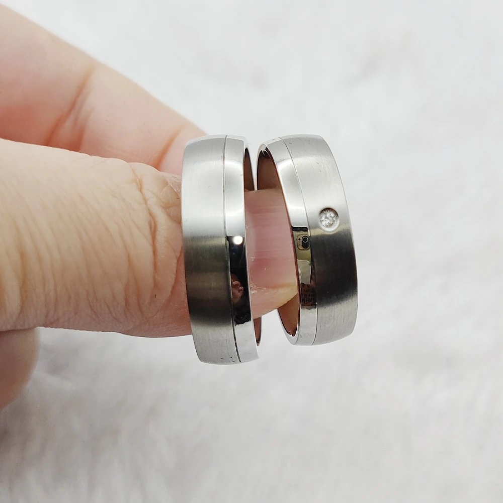 Anillos de boda de acero inoxidable quirúrgico de alta calidad para hombre y mujer, ideales para propuestas de matrimonio.