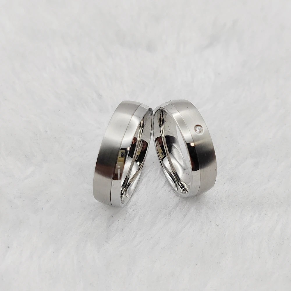 Anillos de boda de acero inoxidable quirúrgico de alta calidad para hombre y mujer, ideales para propuestas de matrimonio.