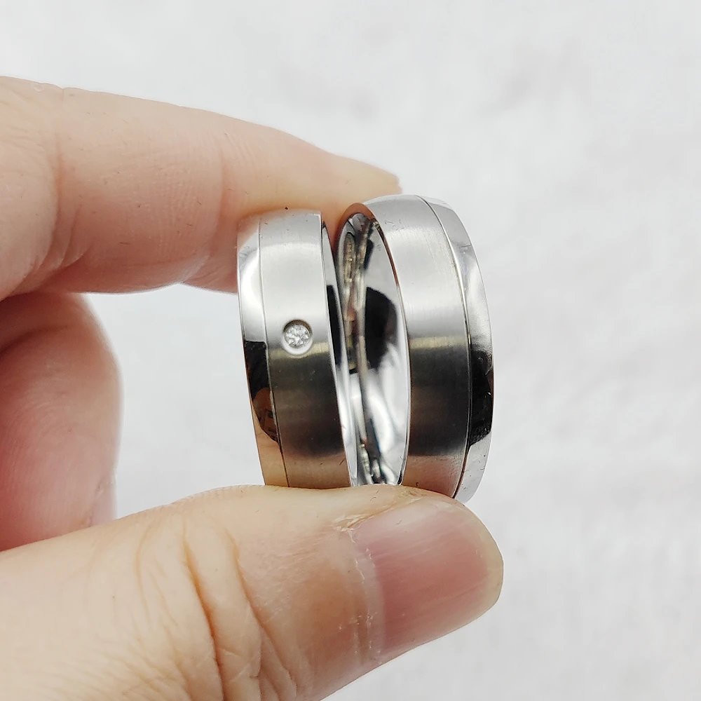 Anillos de boda de acero inoxidable quirúrgico de alta calidad para hombre y mujer, ideales para propuestas de matrimonio.
