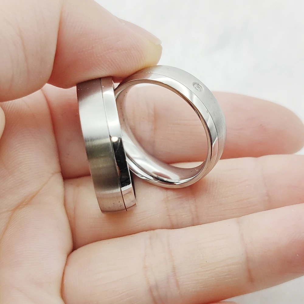 Anillos de boda de acero inoxidable quirúrgico de alta calidad para hombre y mujer, ideales para propuestas de matrimonio.