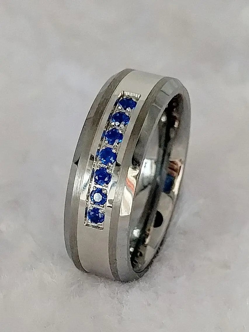 Anillos de boda de carburo de tungsteno con diamantes de piedra azul CZ de alta calidad para hombre, resistentes al agua y nunca se decoloran. Anillos de boda de carburo de tungsteno con diamantes de piedra azul CZ de alta calidad para hombre, resistentes al agua y nunca se decoloran.