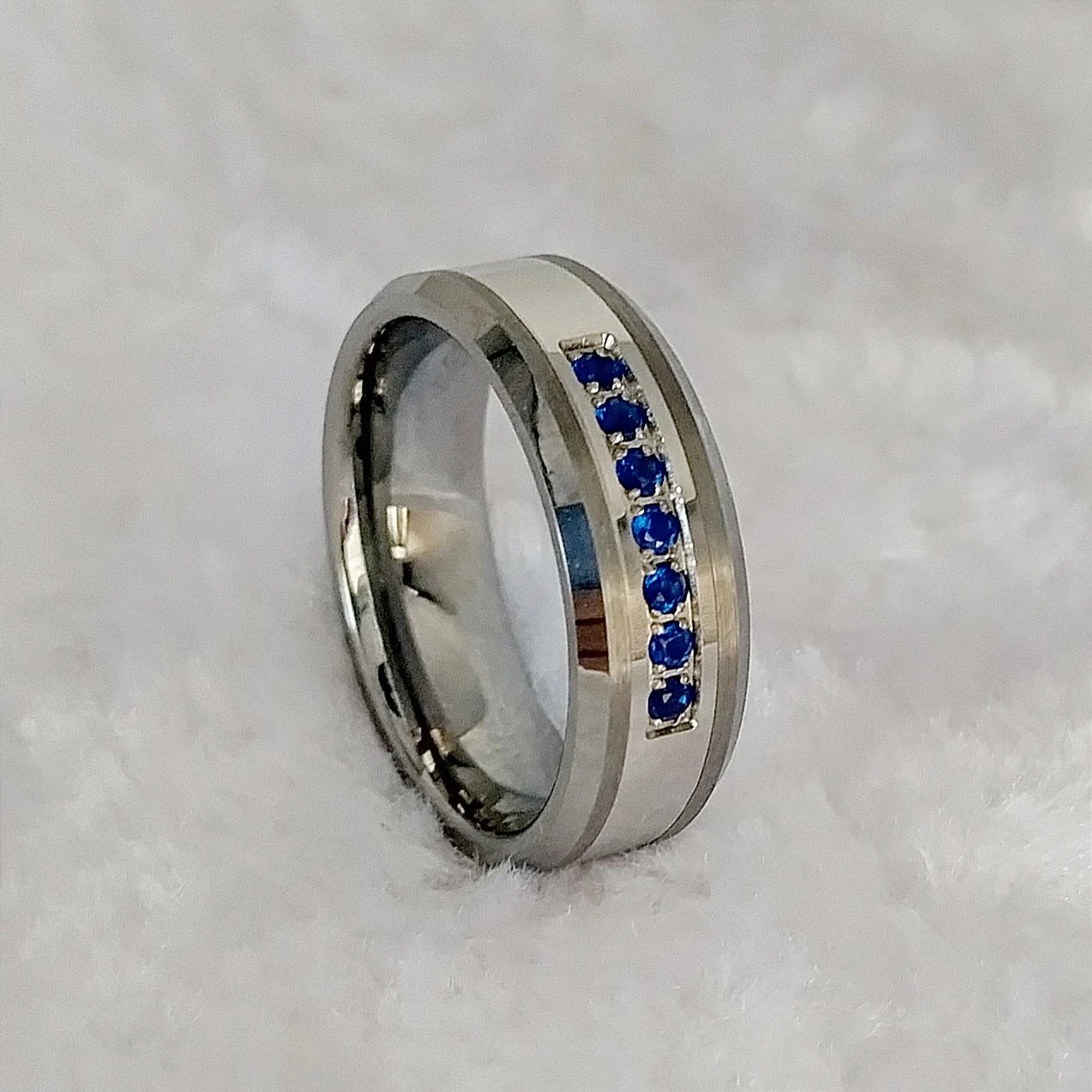 Anillos de boda de carburo de tungsteno con diamantes de piedra azul CZ de alta calidad para hombre, resistentes al agua y nunca se decoloran. Anillos de boda de carburo de tungsteno con diamantes de piedra azul CZ de alta calidad para hombre, resistentes al agua y nunca se decoloran.