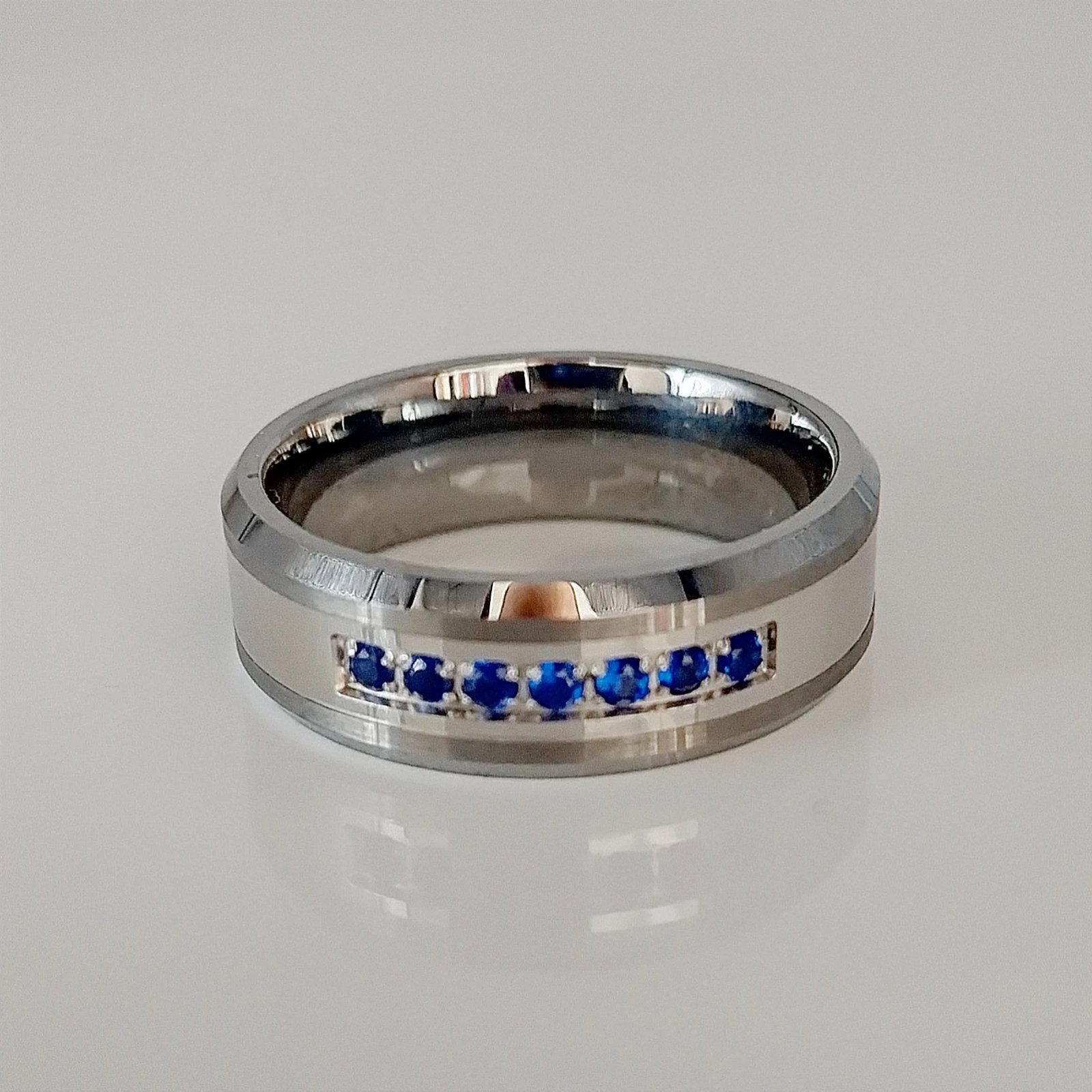 Anillos de boda de carburo de tungsteno con diamantes de piedra azul CZ de alta calidad para hombre, resistentes al agua y nunca se decoloran. Anillos de boda de carburo de tungsteno con diamantes de piedra azul CZ de alta calidad para hombre, resistentes al agua y nunca se decoloran.