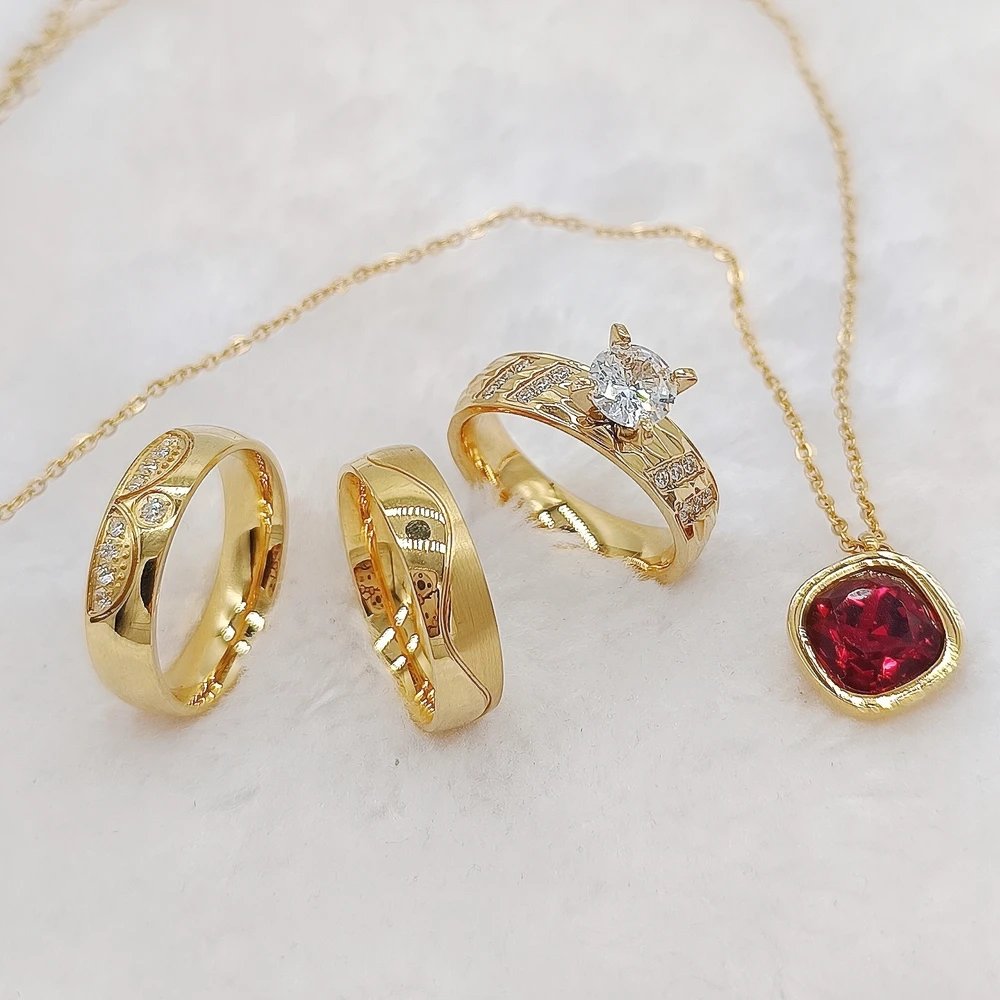 Anillos de boda chapados en oro de 24 quilates para hombre y mujer, joyas colgantes, alianzas de pareja, conjuntos de compromiso de novia con diamantes de circonita cúbica.