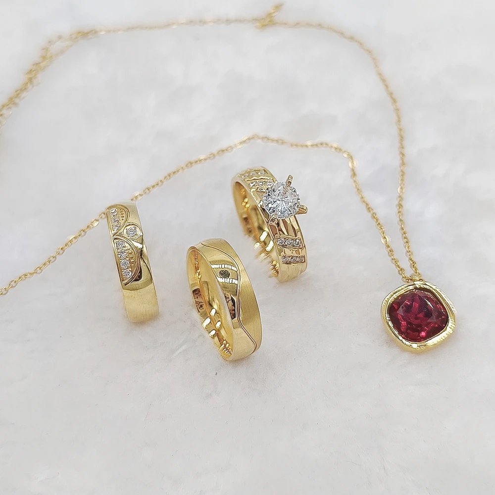 Anillos de boda chapados en oro de 24 quilates para hombre y mujer, joyas colgantes, alianzas de pareja, conjuntos de compromiso de novia con diamantes de circonita cúbica.