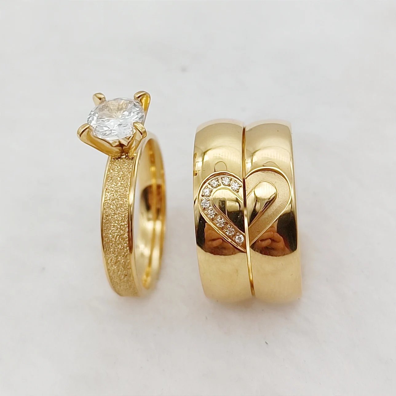 Conjunto de 3 anillos de compromiso para parejas con corazón de amor para celebrar el décimo aniversario, para hombres y mujeres, joyería de titanio chapada en oro de 24 k.