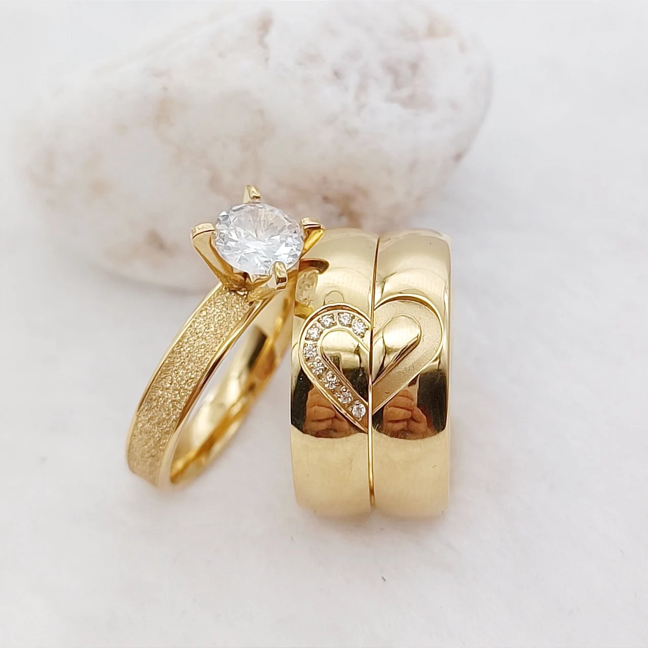 Conjunto de 3 anillos de compromiso para parejas con corazón de amor para celebrar el décimo aniversario, para hombres y mujeres, joyería de titanio chapada en oro de 24 k.