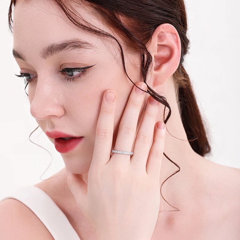 Anillo de moissanita en plata de ley 925 con baño de oro blanco y diamantes. Anillo de compromiso para mujer. Anillo de moissanita en plata de ley 925 con baño de oro blanco y diamantes. Anillo de compromiso para mujer.