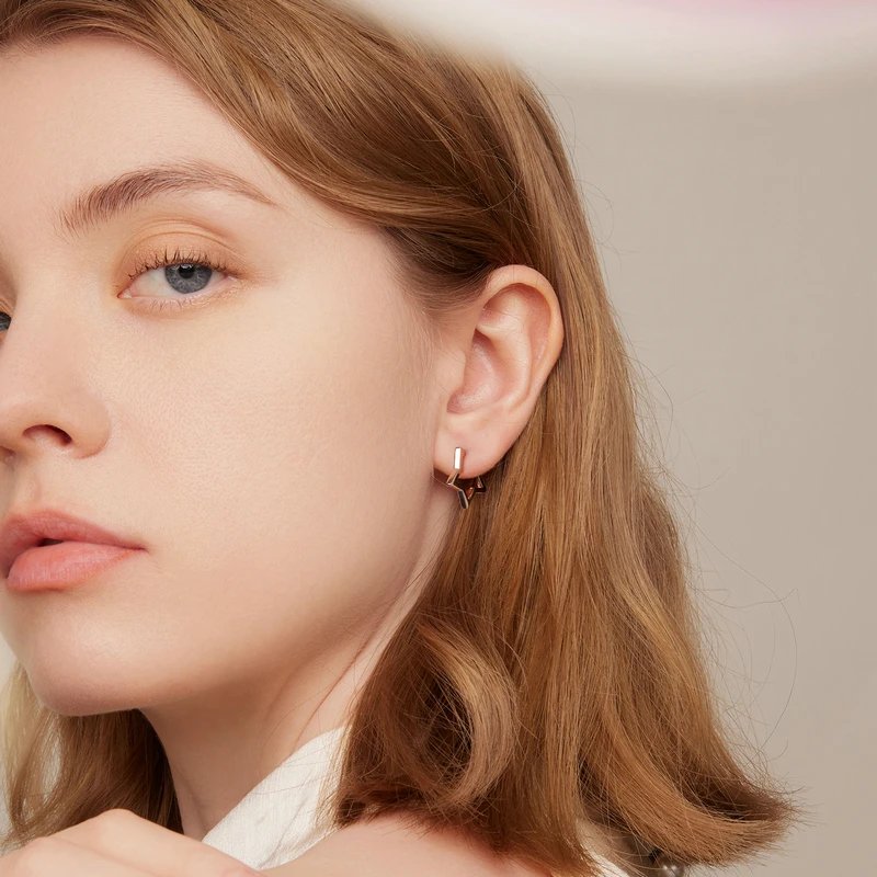 Pendientes de aro geométricos con forma de estrella hueca de plata de ley 925 BAMOER para mujer. Joyería minimalista, hipoalergénica y para uso diario. Pendientes de aro geométricos con forma de estrella hueca de plata de ley 925 BAMOER para mujer. Joyería minimalista, hipoalergénica y para uso diario.