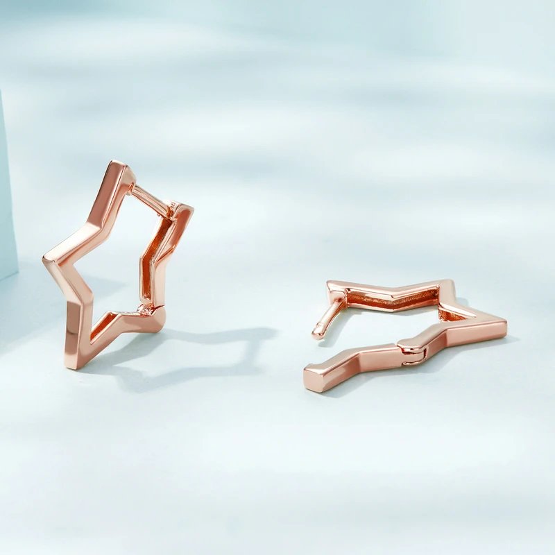 Pendientes de aro geométricos con forma de estrella hueca de plata de ley 925 BAMOER para mujer. Joyería minimalista, hipoalergénica y para uso diario. Pendientes de aro geométricos con forma de estrella hueca de plata de ley 925 BAMOER para mujer. Joyería minimalista, hipoalergénica y para uso diario.