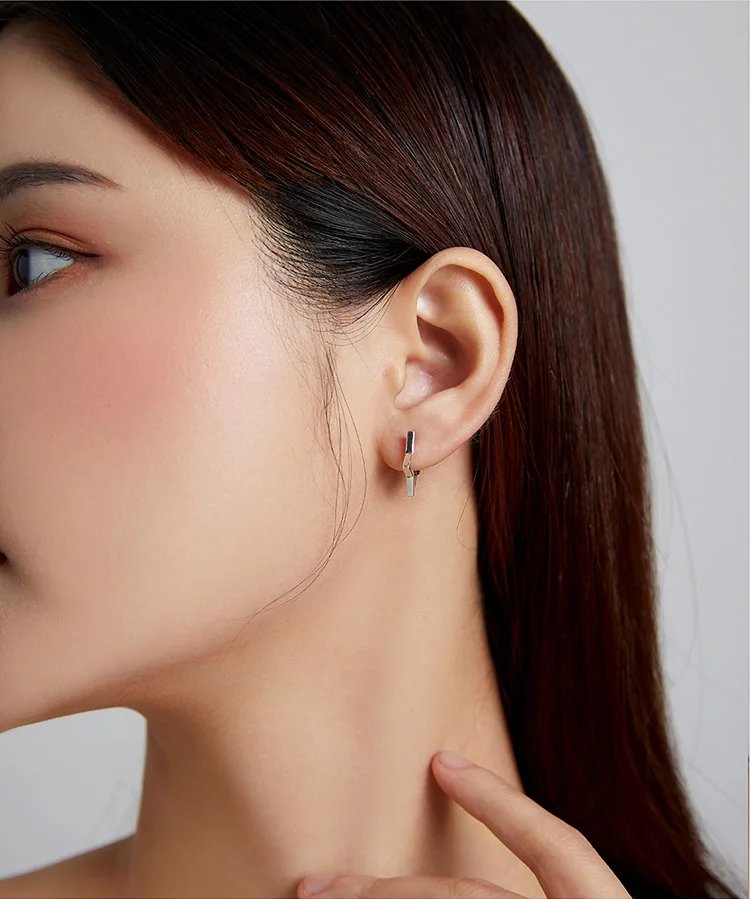 Pendientes de aro geométricos con forma de estrella hueca de plata de ley 925 BAMOER para mujer. Joyería minimalista, hipoalergénica y para uso diario. Pendientes de aro geométricos con forma de estrella hueca de plata de ley 925 BAMOER para mujer. Joyería minimalista, hipoalergénica y para uso diario.